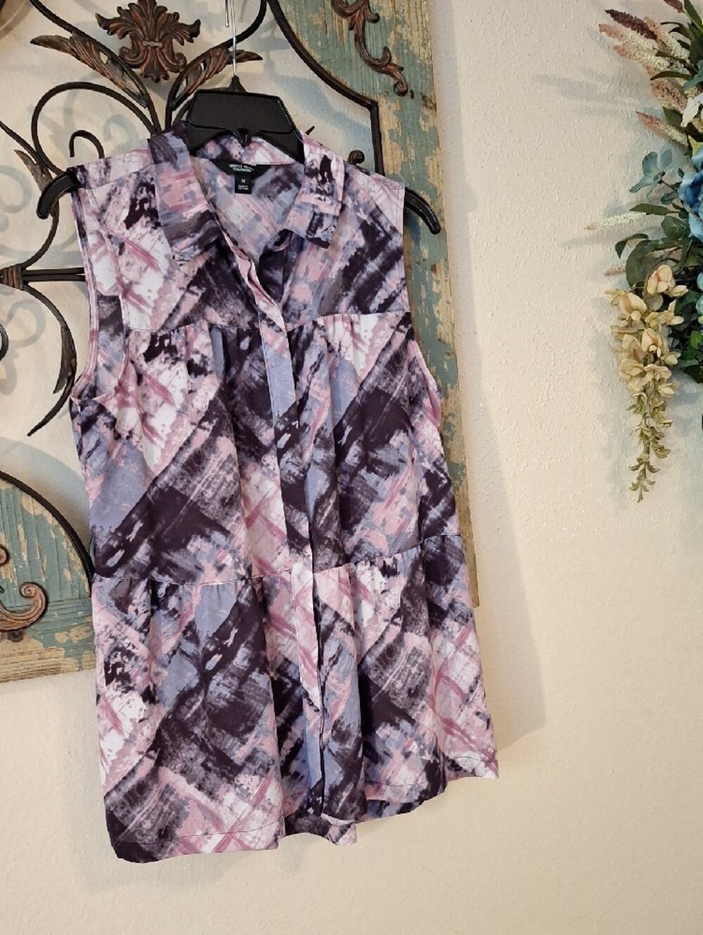 🔥🔥CLEARANCE Vera Wang Sleeveless Print Button-Down - Pink & Black. Size Medium